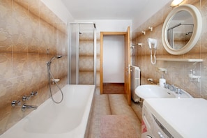 Badewanne, Haartrockner, Handtücher