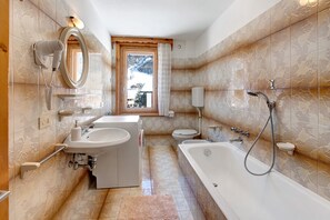 Baignoire, sèche-cheveux, serviettes fournies
