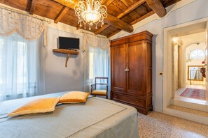 2 bedrooms, iron/ironing board, bed sheets