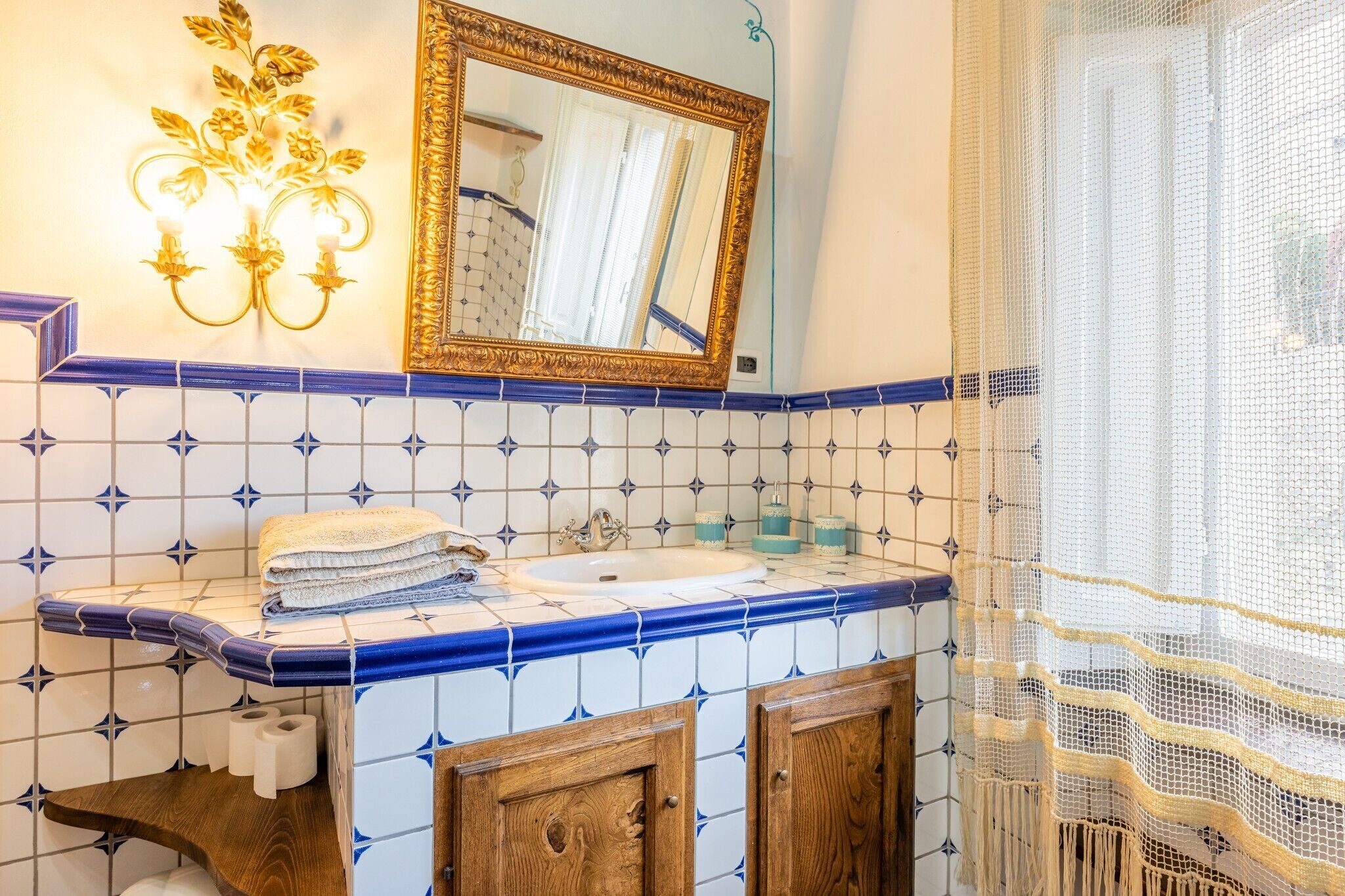 Een douche, een haardroger, handdoeken