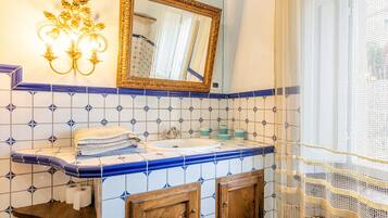 Een douche, een haardroger, handdoeken