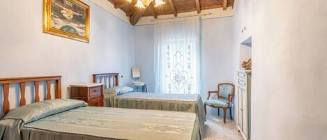 2 soverom, strykejern/-brett og sengetøy