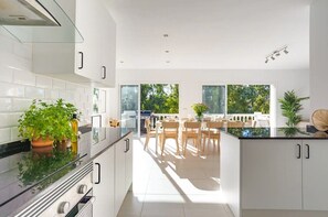 Fridge, microwave, oven, stovetop - Holiday Home 'Modern Villa with Private Pool' with Sea View, Wi-Fi and Air Conditioning (MIJAS)