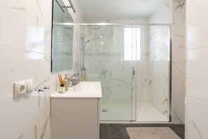 Shower, hair dryer, towels - Holiday Home 'Modern Villa with Private Pool' with Sea View, Wi-Fi and Air Conditioning (MIJAS)