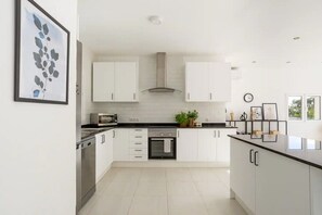 Fridge, microwave, oven, stovetop - Holiday Home 'Modern Villa with Private Pool' with Sea View, Wi-Fi and Air Conditioning (MIJAS)