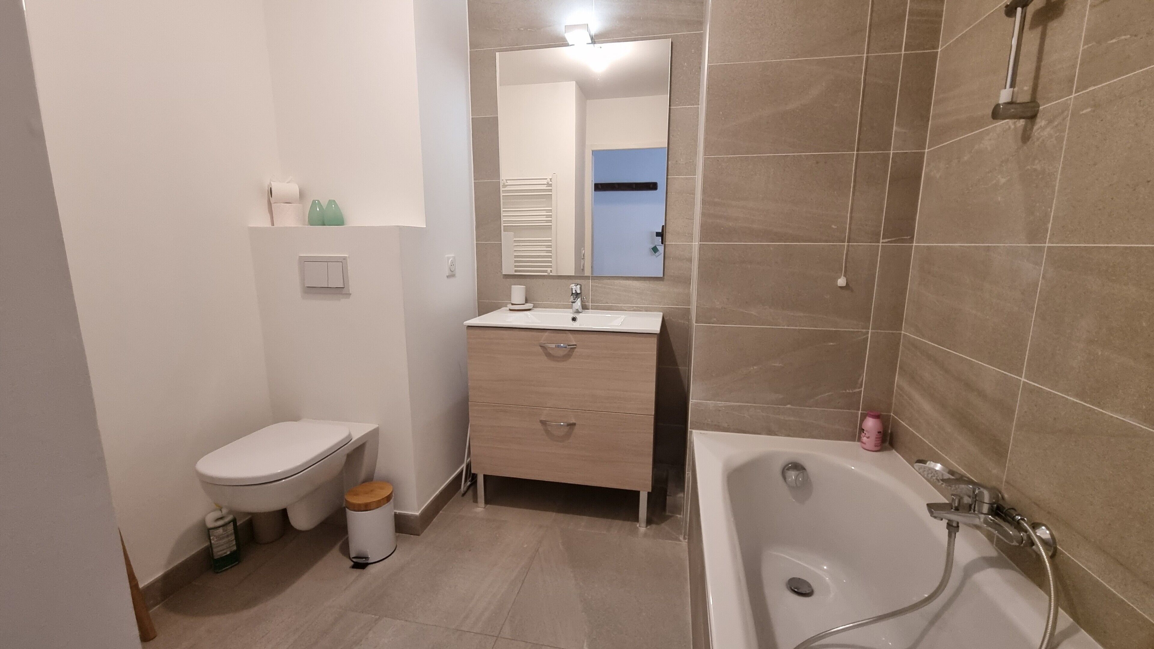 Baignoire, sèche-cheveux, serviettes fournies