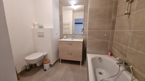 Badewanne, Haartrockner, Handtücher