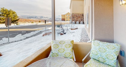 Stunning dog-friendly condo with pool, hot tub, golf nearby, & washer/dryer