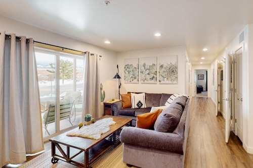 Stunning dog-friendly condo with pool, hot tub, golf nearby, & washer/dryer