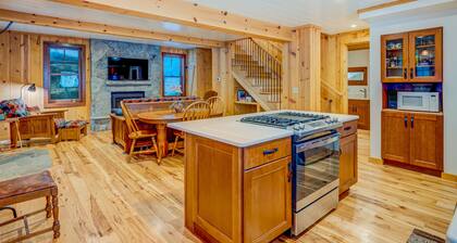 Tranquil home with fireplace, kitchen, washer/dryer, & WiFi