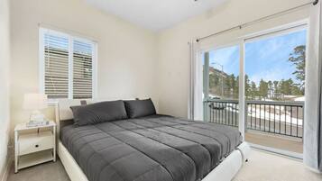 4 bedrooms, desk, iron/ironing board, free WiFi