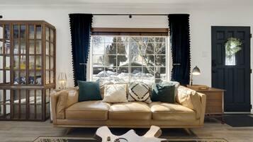 Smart TV, chimenea, libros y estéreo