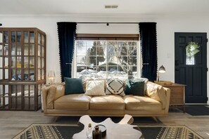 智能电视、壁炉、书、立体声音响