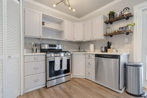 冰箱、微波炉、烤箱、炉灶