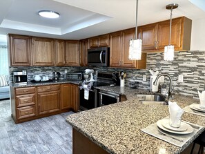 Frigorifero, microonde, forno, piano cottura