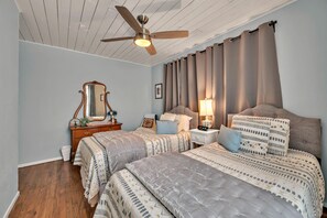 3 bedrooms, desk, iron/ironing board, travel crib - Bear Necessities (Waco)