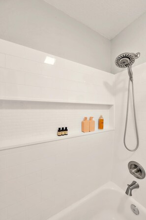Douche, séchoir à cheveux, serviettes fournies, savon