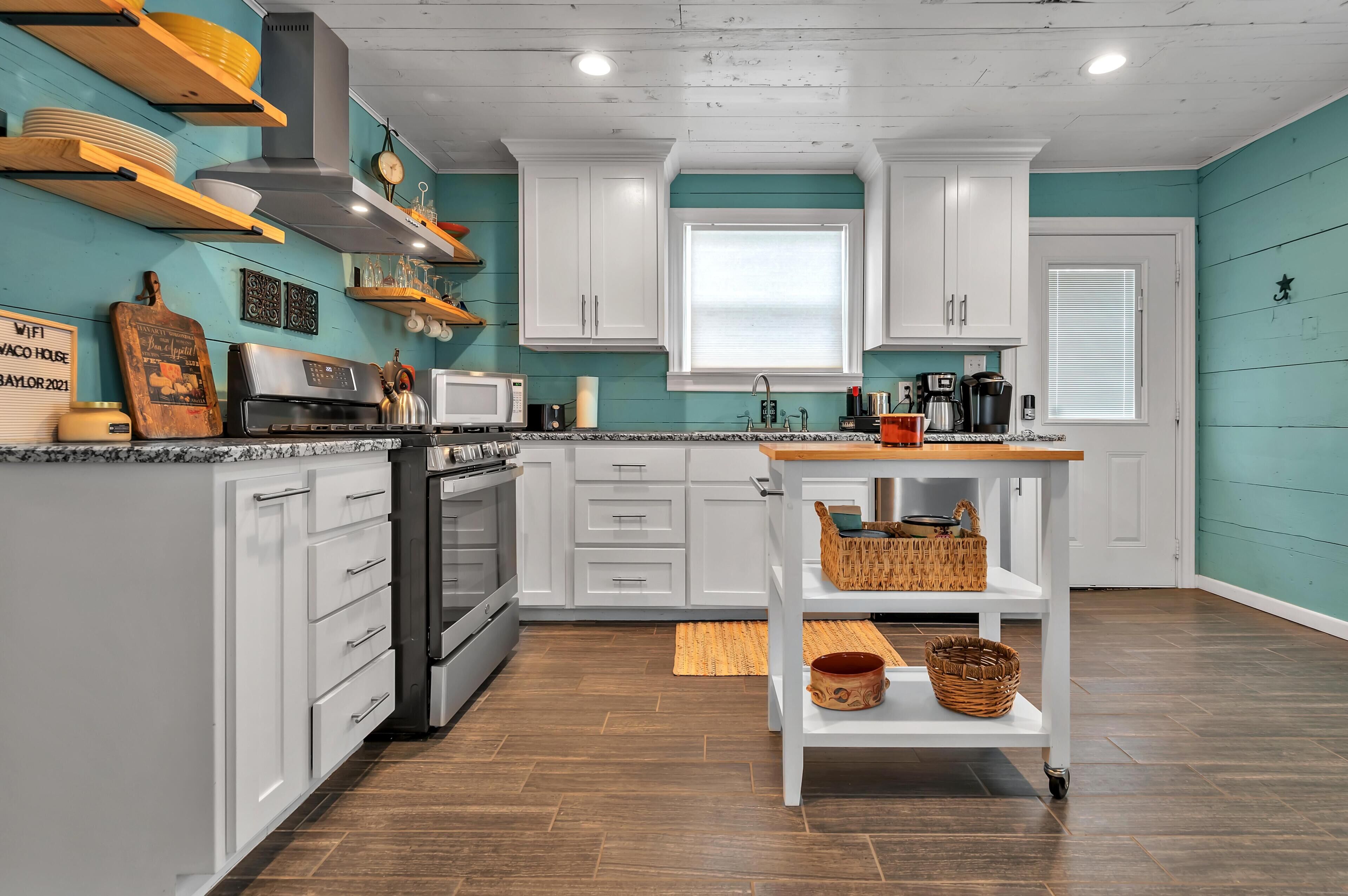 冷蔵庫、電子レンジ、オーブン、コンロ