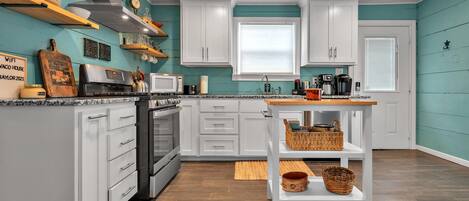 Frigorifero, microonde, forno, piano cottura