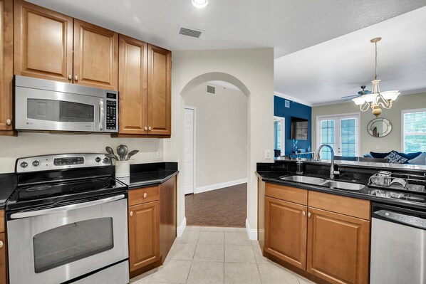 冰箱、微波炉、烤箱、炉灶