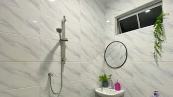 Family Room, Shared Bathroom | Bilik Mandi | Pancuran mandi, tuala disediakan, tisu tandas