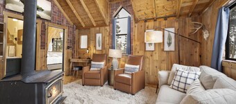 The Tyrolean Cabin. Panoramic Views. Hot Tub. Near Hiking, Biking and Skiing.