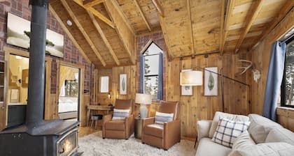 The Tyrolean Cabin. Panoramic Views. Hot Tub. Near Hiking, Biking and Skiing.