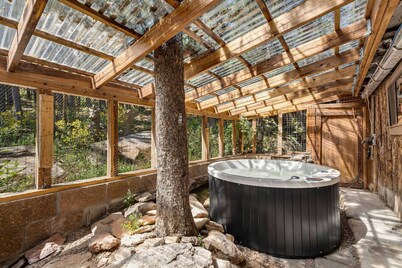 The Tyrolean Cabin. Panoramic Views. Hot Tub.