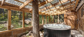 The Tyrolean Cabin. Panoramic Views. Hot Tub.