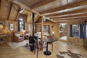 Fernseher, Kamin, DVD-Player