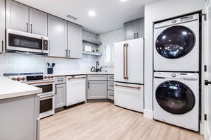 Refrigerador, microondas, lavavajillas y tostadora