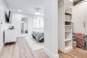 2 bedrooms, desk, iron/ironing board, free WiFi - Matchless Luxury – Elegant 2BR Golf View Condo w/ Designer Kitchen, Smart TVs & Walk-Out Patio! (Wesley Chapel)