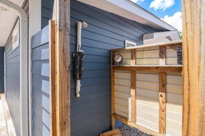 Property grounds - Wonderful Dog-Friendly Cottage in the Peaceful, Quiet Section of Oak Island (Oak Island)