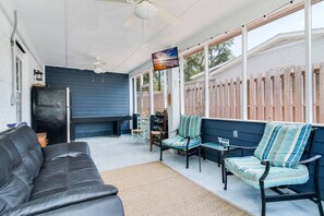 Smart TV, DVD player, stereo - Wonderful Dog-Friendly Cottage in the Peaceful, Quiet Section of Oak Island (Oak Island)