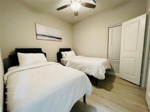 6 bedrooms, iron/ironing board, WiFi, bed sheets