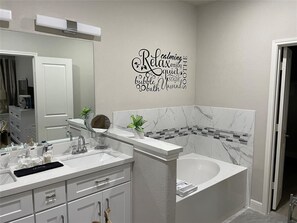 Shower, hair dryer, towels, soap - Entire New Cozy Home near NRG Stadium (Houston)