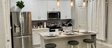 Réfrigérateur, micro-ondes, four, plaque de cuisson