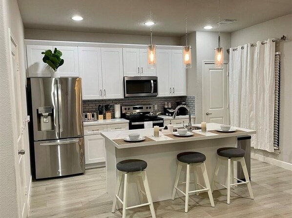 Fridge, microwave, oven, stovetop - Entire New Cozy Home near NRG Stadium (Houston)