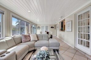 Smart-TV, Kamin, Tischtennisplatte