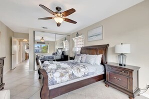 3 bedrooms, desk, iron/ironing board, travel cot - Casa by The Cove - 3/2 + Office - Intracoastal Front w/ Heated Pool and Spa (Deerfield Beach)