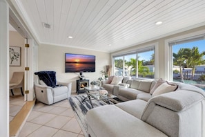 Älytelevisio, takka, pöytätennispöytä