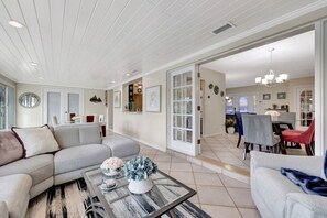 Älytelevisio, takka, pöytätennispöytä