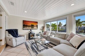 Älytelevisio, takka, pöytätennispöytä