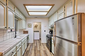 Fridge, microwave, stovetop, dishwasher - North Fork Vacation Rental: 28 Mi to Yosemite (North Fork)