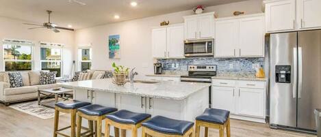 Kylskåp, mikrovågsugn, ugn och spishäll