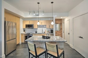 Private kitchen - Contemporary Dallas Condo w/ Private Patio (Dallas)