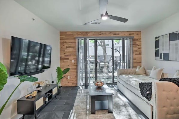 Living area - Contemporary Dallas Condo w/ Private Patio (Dallas)