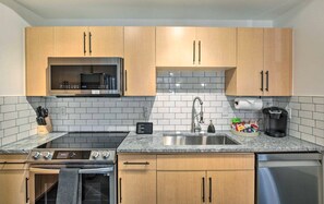 Private kitchen - Contemporary Dallas Condo w/ Private Patio (Dallas)