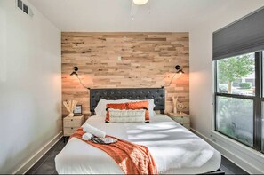 1 bedroom, WiFi, bed sheets - Contemporary Dallas Condo w/ Private Patio (Dallas)