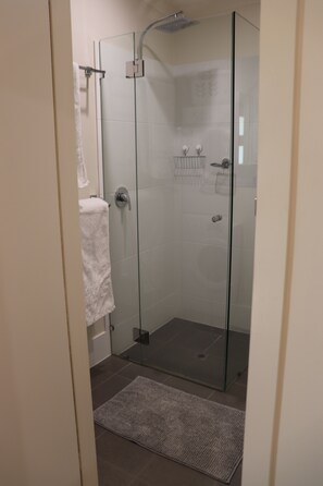 Dusche, Haartrockner, Handtücher, Seife